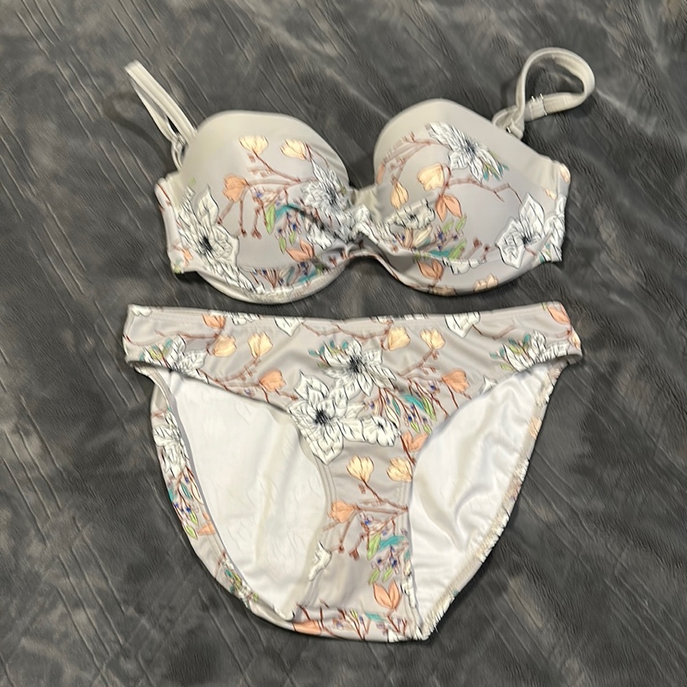 Beautiful new Venus 2 pc bikini.